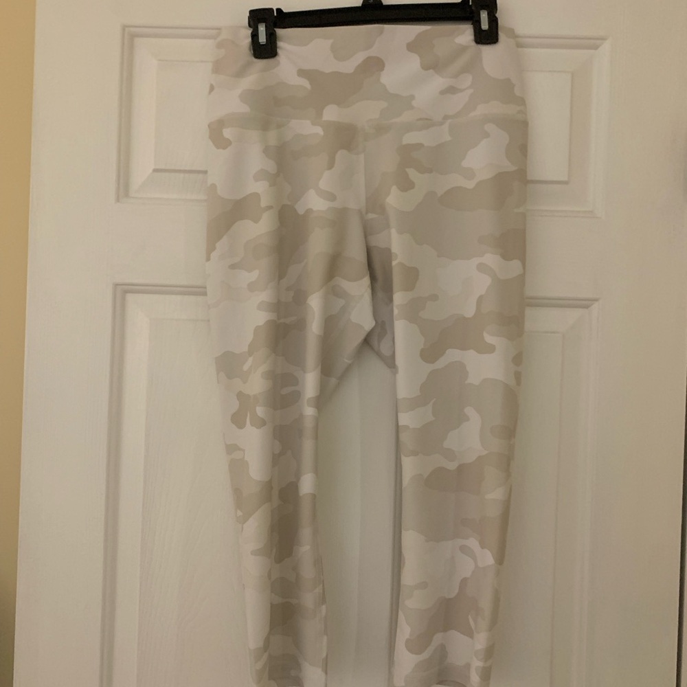 OLD NAVY Women’s Camouflage capri